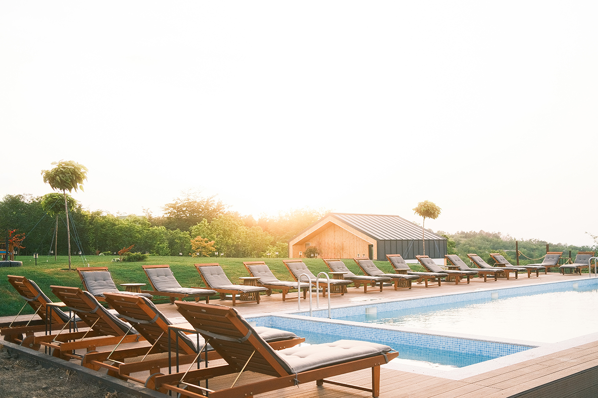 Piscină cu 18 șezlonguri
